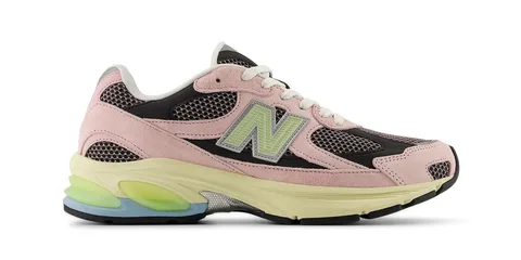 Chaussure de sport New Balance rose et noire avec semelle jaune et bleue