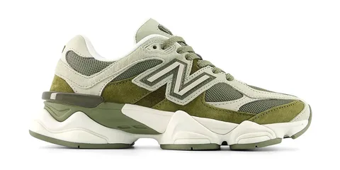 Chaussure New Balance verte et blanche sur fond blanc.