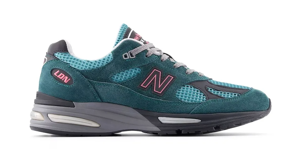 Chaussure New Balance verte et grise avec accents roses.