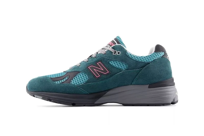 Chaussure de sport bleu sarcelle avec détails noirs et roses, semelle grise.