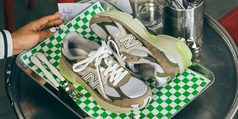 Paire de baskets sur un plateau avec nappe à carreaux verts.