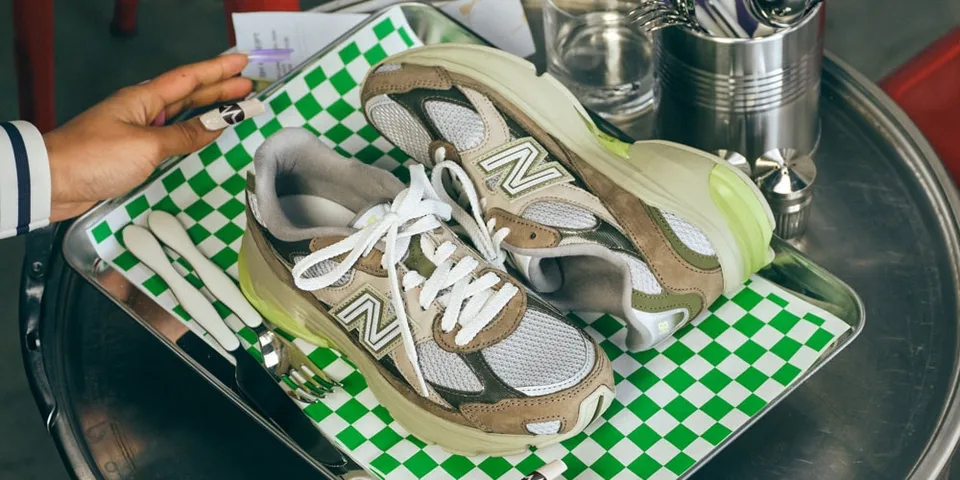 Paire de baskets sur un plateau avec nappe à carreaux verts.
