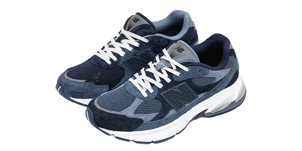 Baskets New Balance bleues avec lacets blancs et semelle blanche.