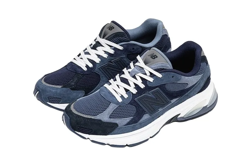 Chaussures de sport New Balance bleu et blanc.