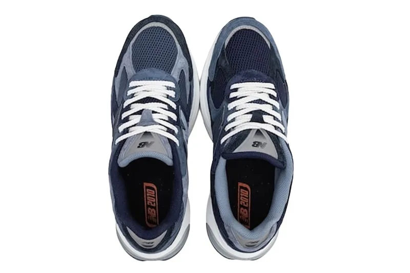 Vue de dessus de baskets bleues avec lacets blancs.
