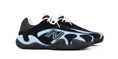 Chaussures noires et bleues avec logo 'N' New Balance, style unique et moderne.