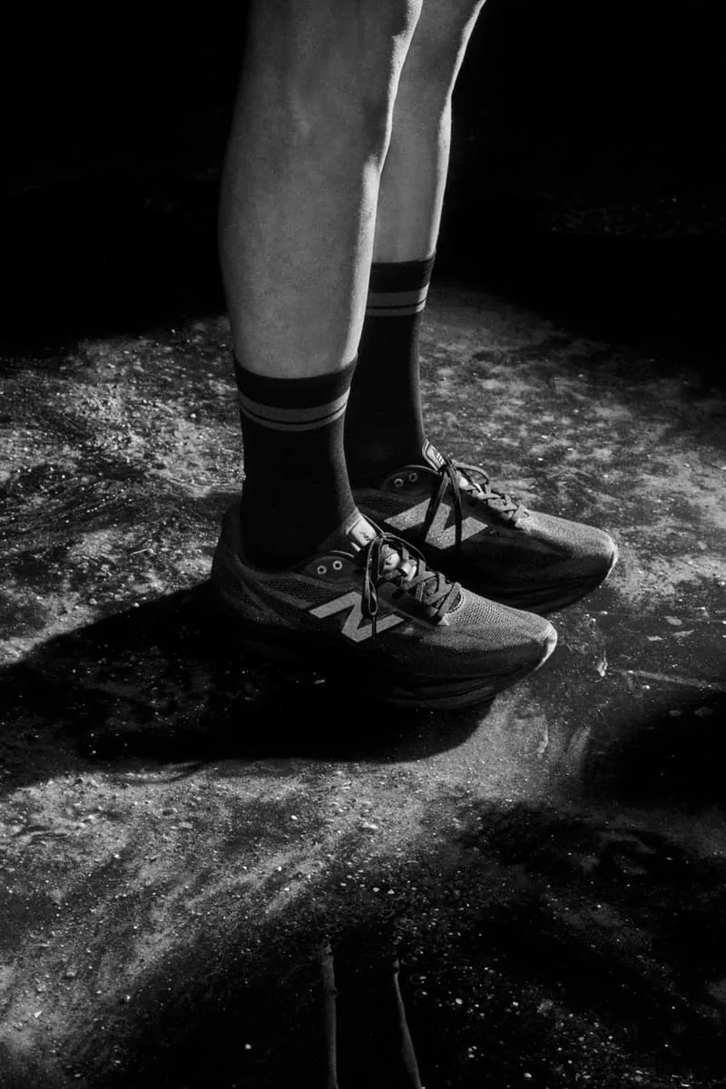 Jambes et chaussures de sport sur une surface mouillée