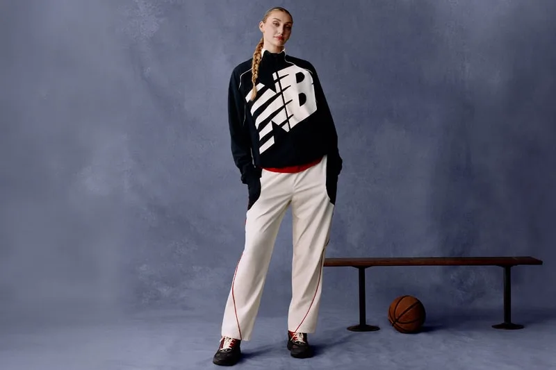 Personne posant avec vêtements de sport près d'un ballon de basket.