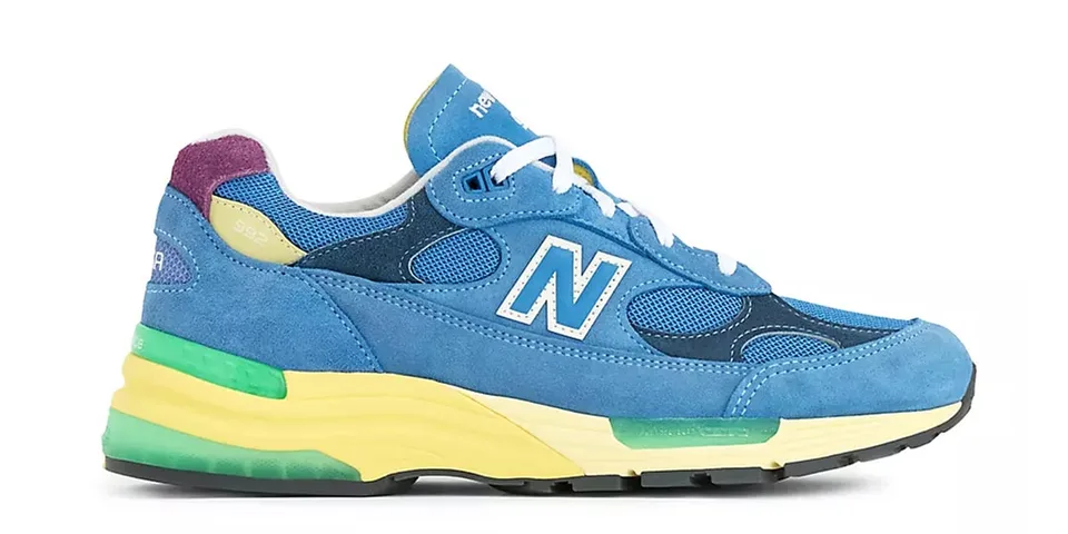 Chaussure de sport New Balance bleue avec semelle jaune et verte