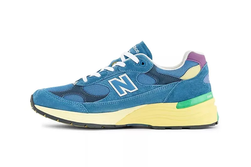 Chaussure de sport bleue et jaune New Balance vue de côté
