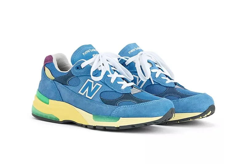 Baskets New Balance bleues avec accents jaunes et verts.