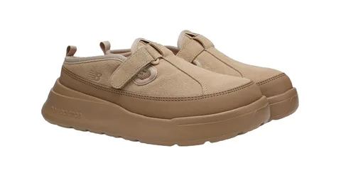 Chaussures marron New Balance avec semelles épaisses.