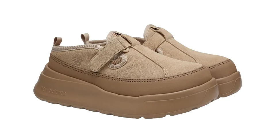 Chaussures marron New Balance avec semelles épaisses.