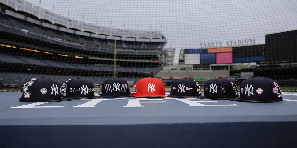 Casquettes de baseball alignées à Yankee Stadium.
