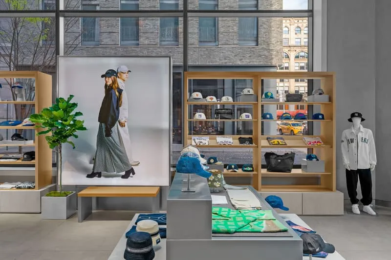 Magasin de vêtements moderne avec affiches et étagères de chapeaux.