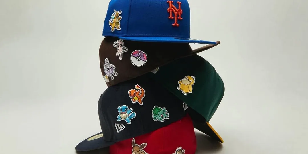 Pile de casquettes colorées avec des patchs Pokémon sur chacun.