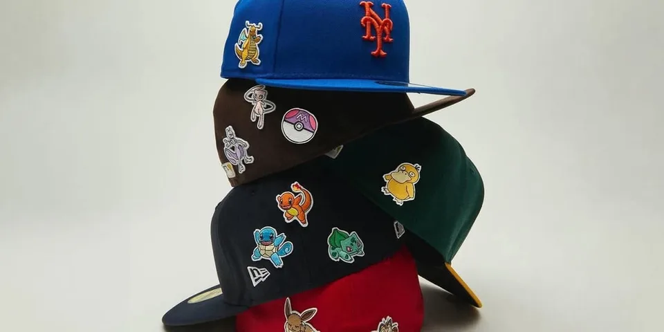 Pile de casquettes colorées avec des patchs Pokémon sur chacun.