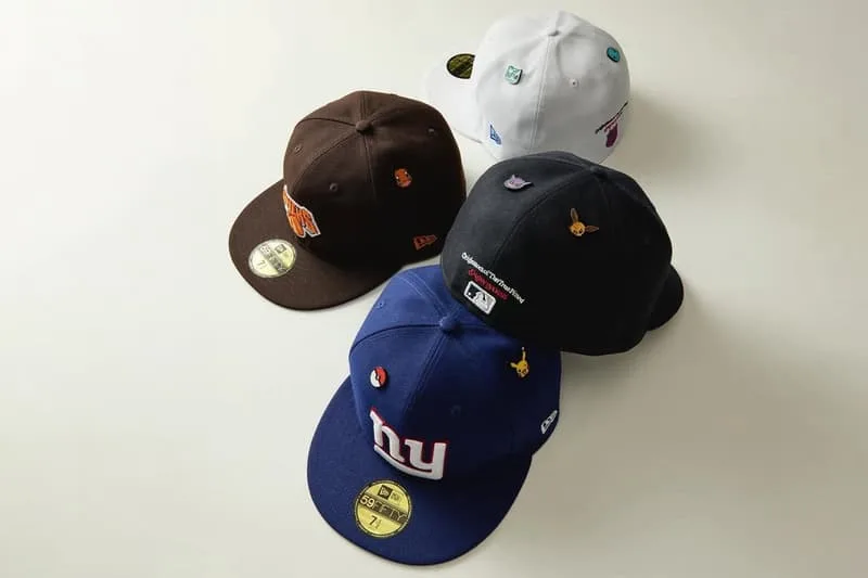 Quatre casquettes colorées avec logos, posées sur une surface claire.