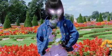 Personnage mystérieux dans un jardin fleuri avec un visage lumineux.