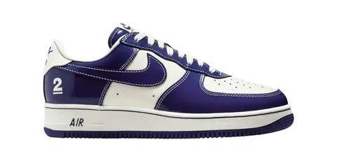 Chaussure blanche et bleu marine avec logo Nike et numéro 2.