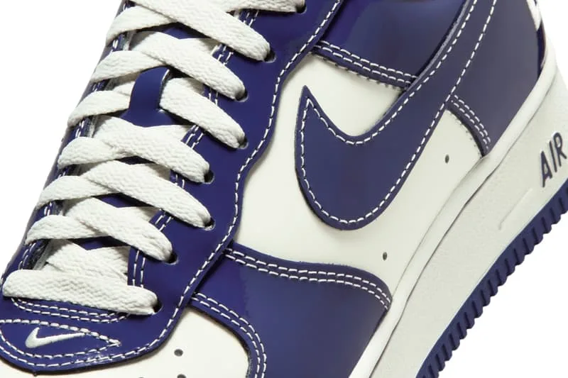 Gros plan sur une chaussure de sport bleue et blanche avec logo.