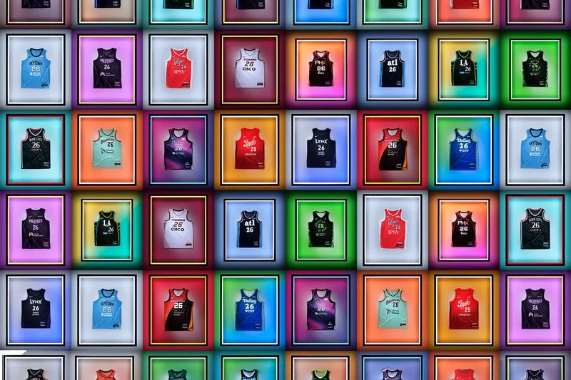Collection de maillots NBA encadrés de différentes équipes avec des couleurs vives.