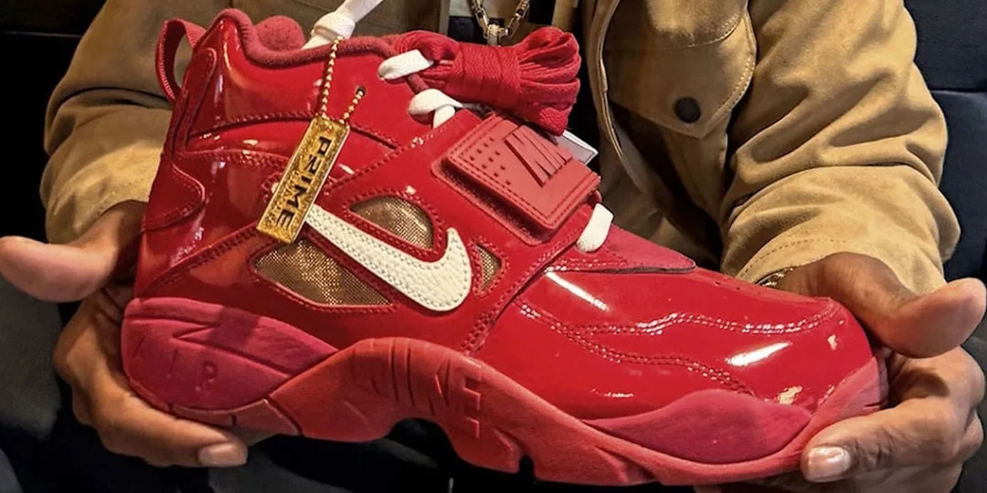 Baskets rouges brillantes avec logo Nike et tag doré.