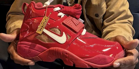 Baskets rouges brillantes avec logo Nike et tag doré.
