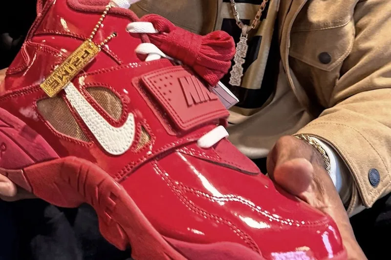 Grosse basket rouge avec swoosh Nike blanc et détails dorés