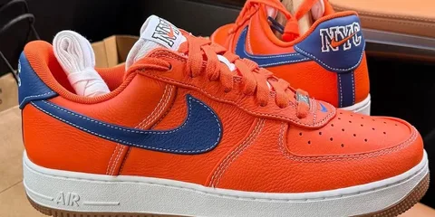 Chaussures orange et bleues avec logo NYC sur le talon.