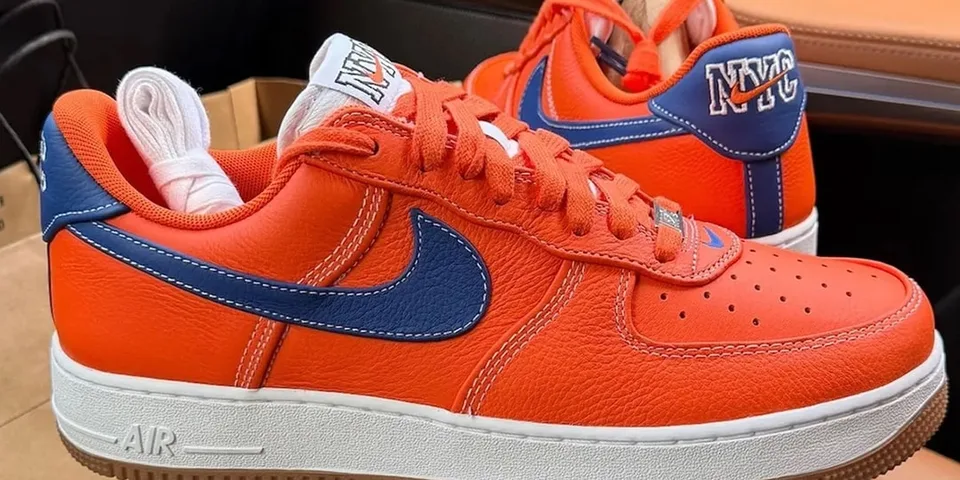 Chaussures orange et bleues avec logo NYC sur le talon.