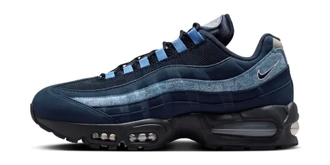 Chaussure de sport bleue avec motifs gris et semelle transparente.