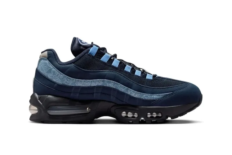 Chaussure de sport bleue avec semelle visible et détails en motif.
