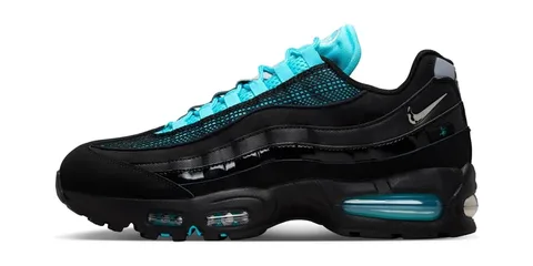 Chaussure de sport noir et bleu avec logo Nike et semelle air.