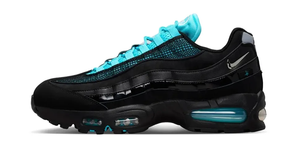 Chaussure de sport noir et bleu avec logo Nike et semelle air.