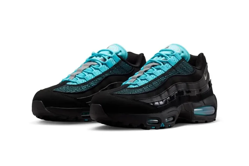 Chaussures noires et bleues avec détails stylisés.