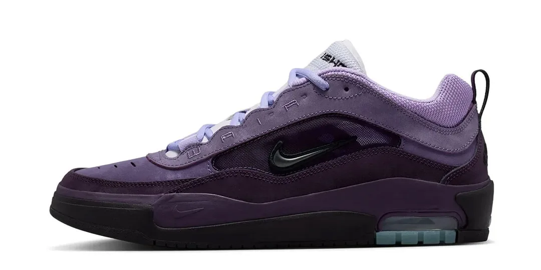 Chaussure violette Nike Air avec semelle noire et détail Air visible.