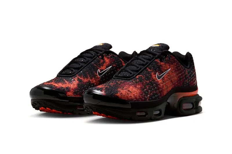 Chaussures de sport noires et rouges avec motif texturé et logo blanc.