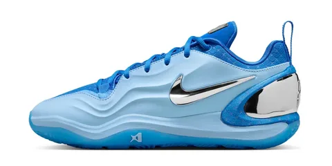 Chaussure de sport bleue avec logo argenté sur le côté et talon chromé.