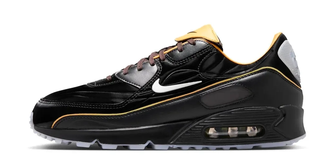 Chaussure noire et jaune avec logo Nike blanc, style moderne et brillant.