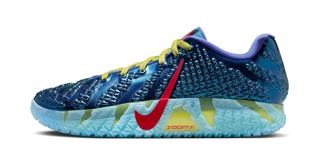 Basket, colorée avec détails uniques, semelle bleue et jaune, logo rouge.