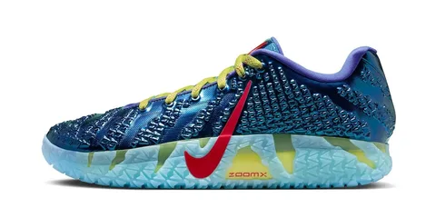 Basket, colorée avec détails uniques, semelle bleue et jaune, logo rouge.