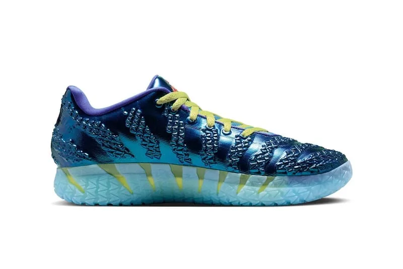 Baskets bleues avec semelle texturée et lacets jaunes