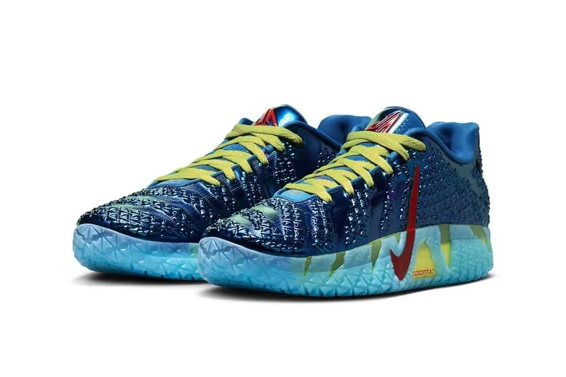 Chaussures sport bleu et jaune avec motif en cristal.