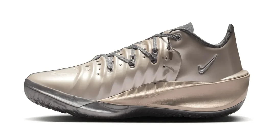 Chaussure de sport Nike beige et grise avec logo Swoosh.
