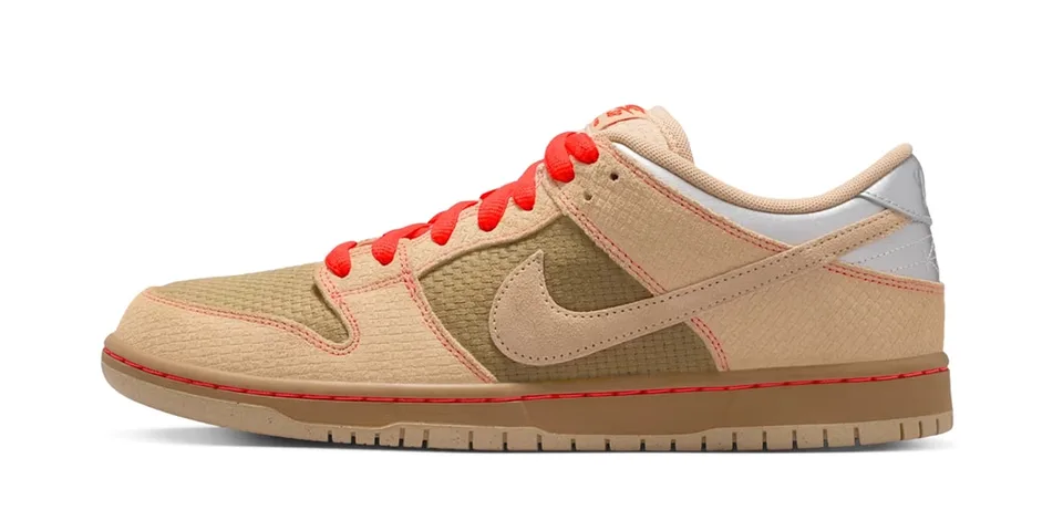 Chaussure en toile beige et kaki avec lacets rouges vifs.