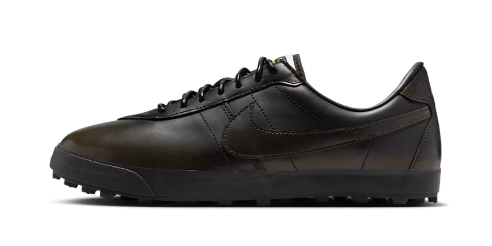 Basket en cuir noir avec semelle en caoutchouc noire.