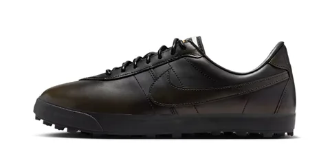 Basket en cuir noir avec semelle en caoutchouc noire.