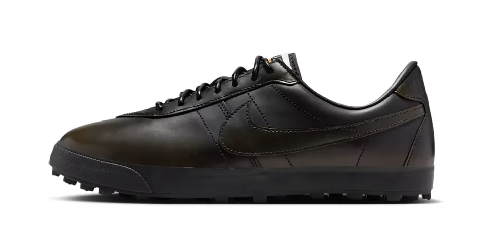 Basket en cuir noir avec semelle en caoutchouc noire.