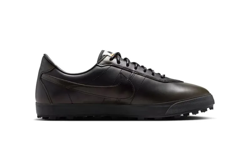 Chaussure noire Nike Cortez avec semelle texturée, vue latérale gauche.